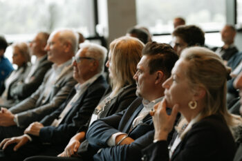 Menschen im Publikum schauen zur Bühne